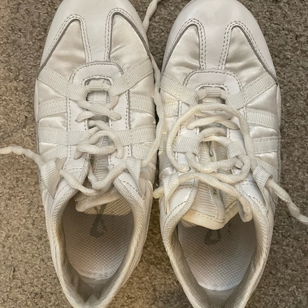 Nfinity Evolution Cheer Shoes Size 4